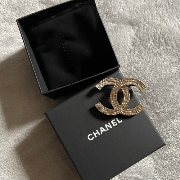 Chanel brooch - Picture 2 of 5